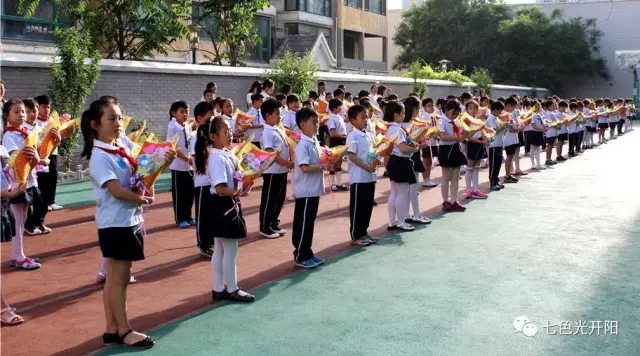 七色光开阳小学举行“浓情五月天，感恩母亲节”活动