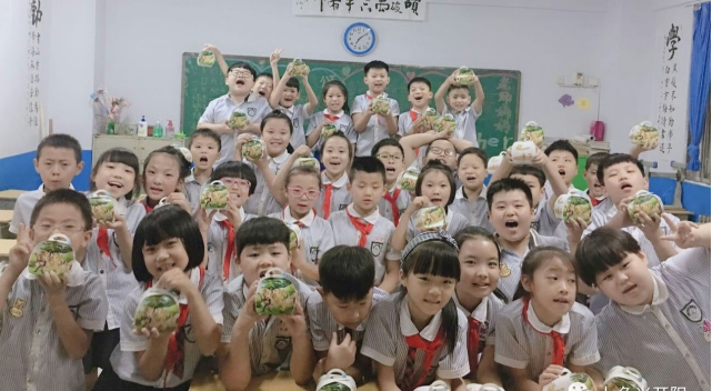 月儿圆，月饼甜，我们的校园乐翻天——七色光第一小学迎中秋做月饼活动