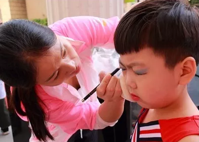 拥抱七色阳光，快乐伴你成长——七色光开阳幼儿园四季青园举办六一文艺汇演
