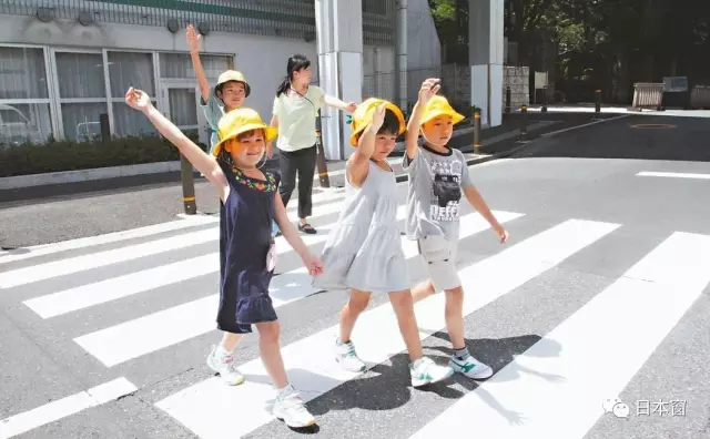 实拍日本小女孩过马路视频，短短几秒，却引人深思！