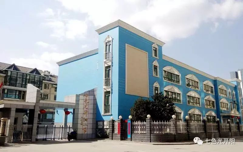 开阳小学一大早聚集了这么多人，发生了什么事？