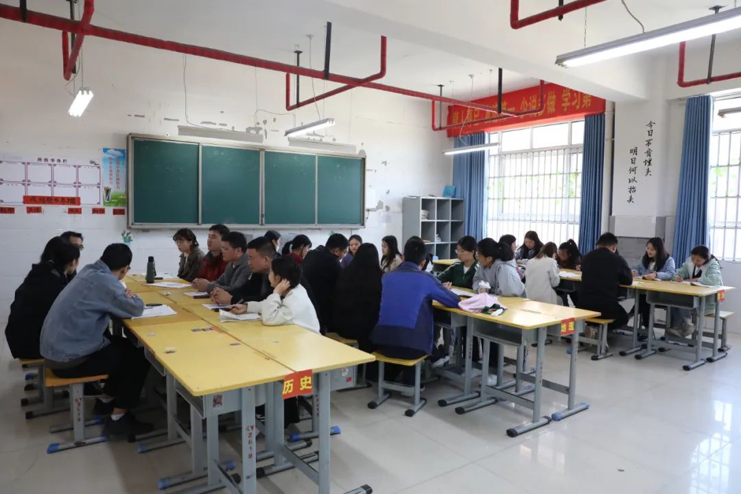 【盈盈寸草心，悠悠教研情】开阳中学教学教研活动正在进行中